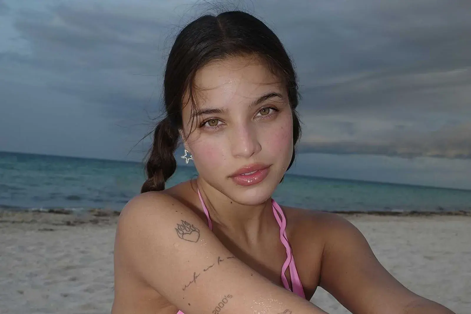 La cantante, Emilia Mernes, se encuentra de gira por México. En un alto laboral, compartió unas fotos desde la playa con la bikini que está de moda.