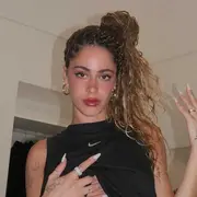 La cantante argentina está de vacaciones con sus amigas y compartió imágenes con sus fans de su nuevo estilismo beauty.