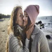 Marcar límites claros sobre el tiempo de exposición a la tecnología y el uso del dinero es fundamental para enseñarles responsabilidad y buen uso de la libertad.