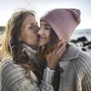 Marcar límites claros sobre el tiempo de exposición a la tecnología y el uso del dinero es fundamental para enseñarles responsabilidad y buen uso de la libertad.