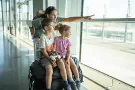 familia en aeropuerto.