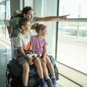 familia en aeropuerto.