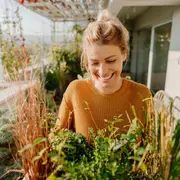 Mujer en un jardín.