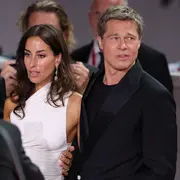 Ines de Ramon y Brad Pitt en la premiere de Wolfs en el Festival de Venecia.
