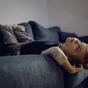 un nene aburrido en casa