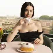 Foto de Lily Collins con taza de Emily in Paris.
