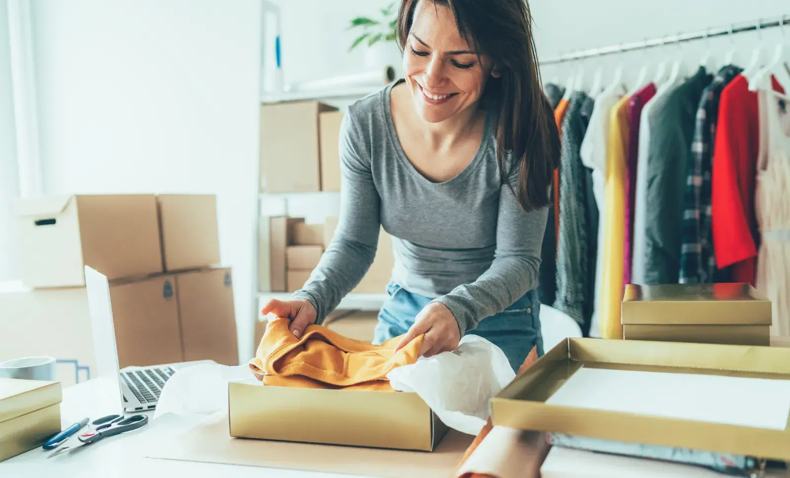 Una mujer abriendo una caja con ropa