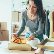 Una mujer abriendo una caja con ropa
