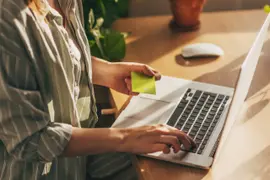 Una mujer haciendo una compra en la computadora