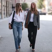 Amigas invitadas a uno de los desfiles de la semana de la moda de Copenhagen