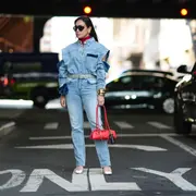 Mujer por las calles de Nueva York.