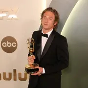 Foto de Jeremy Allen White con su Emmy 2024