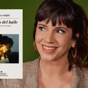 Retrato de Griselda Siciliani mirado el libro "La reina del baile"