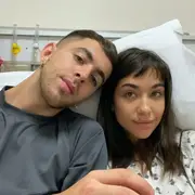 J Rei y María Becerra en la clínica en la que se encuentra internada.