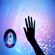 Mano sobre una luz y un número 9.
