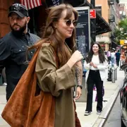 Una foto de Dakota Johnson paseando por las calles de Nueva York.