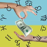 Unas manos sosteniendo un billete de dólar y la rueda zodiacal alrededor.