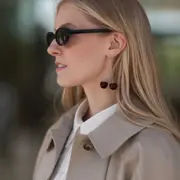 Mujer vistiendo aros cherry