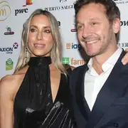 El actor chileno, Benjamín Vicuña dijo presente en la gala anual a beneficio de la Fundación Discar y lo hizo junto a su novia, Anita Espasandin.
