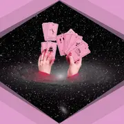 Unas manos sosteniendo unas cartas de tarot en un fondo de galaxia.