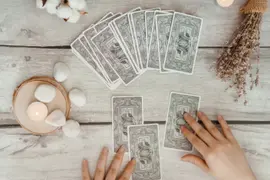 Cartas de tarot desplegadas sobre una mesa.