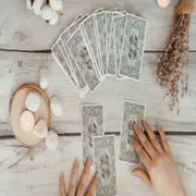 Cartas de tarot desplegadas sobre una mesa.