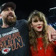 Travis Kelce y Taylor Swift en el estadio M&T Bank, el 28 de enero de 2024.