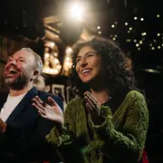 Foto de gente en un teatro.