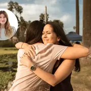 dos mujeres se abrazan