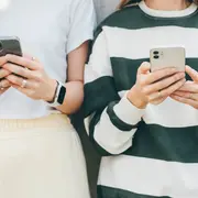 Dos mujeres usando su teléfono celular