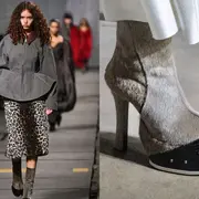 Una mujer desfilando con las nuevas botas de pezuña