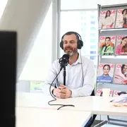 Dr. Facundo Pereyra hablando por micrófono en el streaming de OHLALÁ