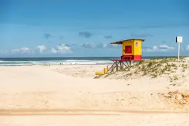 Barra de Ibiraquera es una de las playas tranquilas de Brasil por fuera del circuito más conocido.