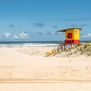 Barra de Ibiraquera es una de las playas tranquilas de Brasil por fuera del circuito más conocido.