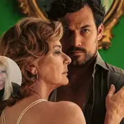 Una mujer y un hombre abrazados.