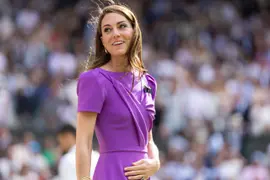 La princesa de Gales con un vestido en color violenta durante la entrega de trofeos de la final individual masculina del Campeonato de Tenis de Wimbledon