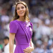 La princesa de Gales con un vestido en color violenta durante la entrega de trofeos de la final individual masculina del Campeonato de Tenis de Wimbledon