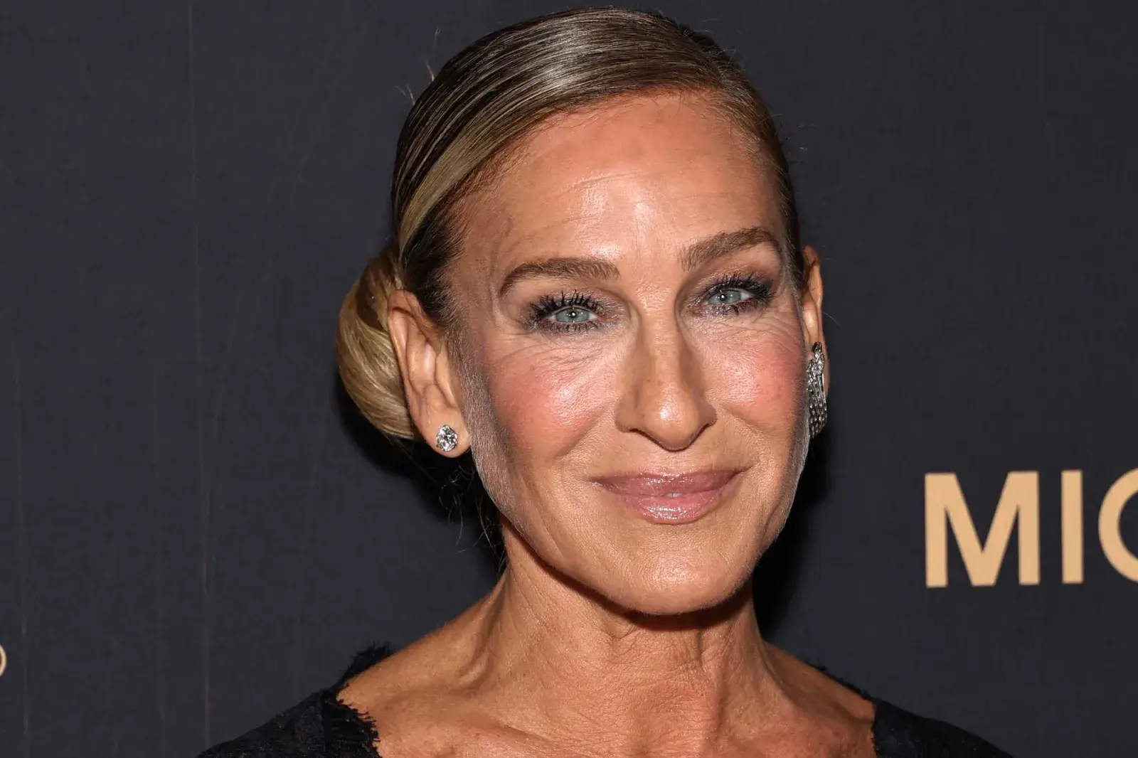 Sarah Jessica Parker dijo presente en una gala en Nueva York con un diseño que anticipa las tendencias de la nueva temporada.