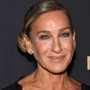Sarah Jessica Parker dijo presente en una gala en Nueva York con un diseño que anticipa las tendencias de la nueva temporada.