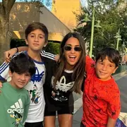 Antonela Roccuzzo visitó Disney, una vez más, junto a sus hijos y compartió la increíble experiencia en sus redes sociales.