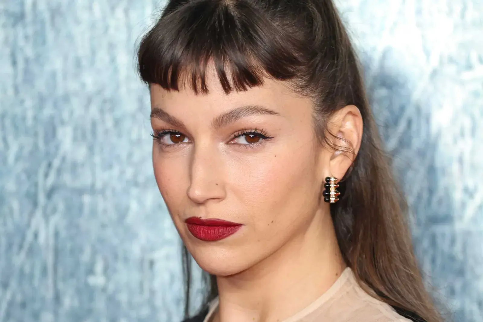 Úrsula Corberó impacto en la red carpet en Reimo Unido con un diseño original y fuera de serie.