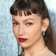 Úrsula Corberó impacto en la red carpet en Reimo Unido con un diseño original y fuera de serie.