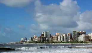 A menos de 400 kilómetros tenés la opción de pasar por la playa y salir a comer y bailar.