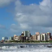 A menos de 400 kilómetros tenés la opción de pasar por la playa y salir a comer y bailar.