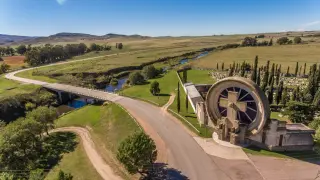 El río Sauce Grande baja desde la sierra y atraviesa el antiguo pueblo