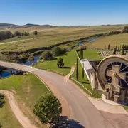 El río Sauce Grande baja desde la sierra y atraviesa el antiguo pueblo