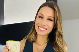 La modelo y conductora, Pampita Ardohain lució un equipo de dos piezas en el tono que será protagonista en la nueva temporada.  