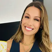 La modelo y conductora, Pampita Ardohain lució un equipo de dos piezas en el tono que será protagonista en la nueva temporada.