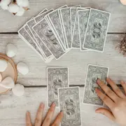 Cartas de tarot desplegadas sobre una mesa.