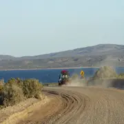 La ruta bordea el Mar Argentino y ofrece vistas espectaculares.